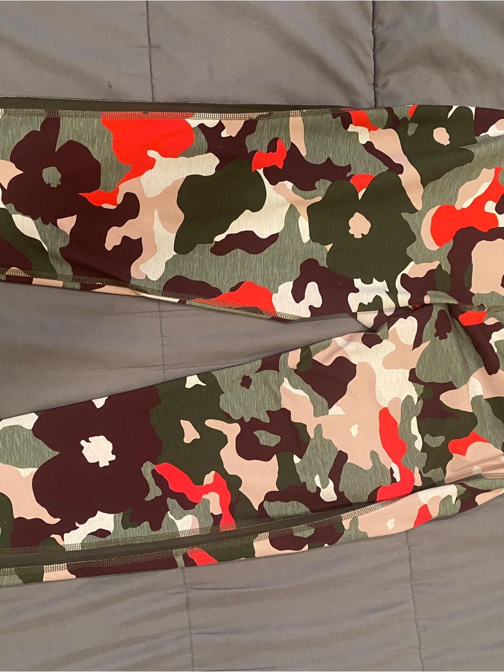 Old Navy Camouflage Floral Leggings in Olive, Red & Cream